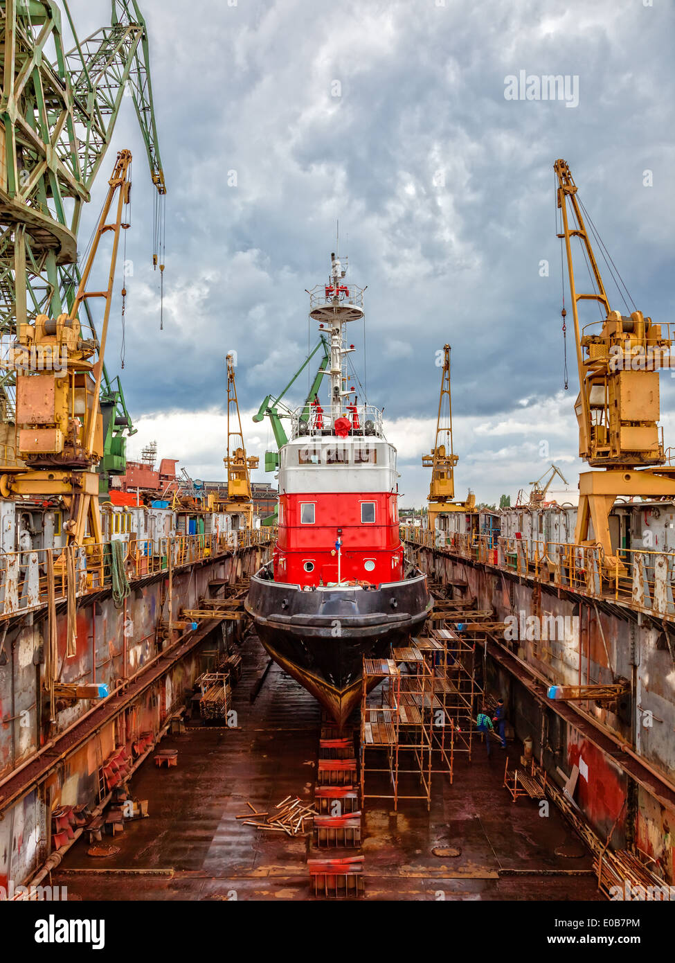 Wiedergutmachung Feuer-Boot im großen schwimmenden Trockendock. Stockfoto