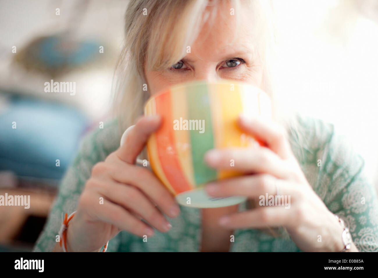 Nahaufnahme von Reife Frau Kaffee trinken Stockfoto