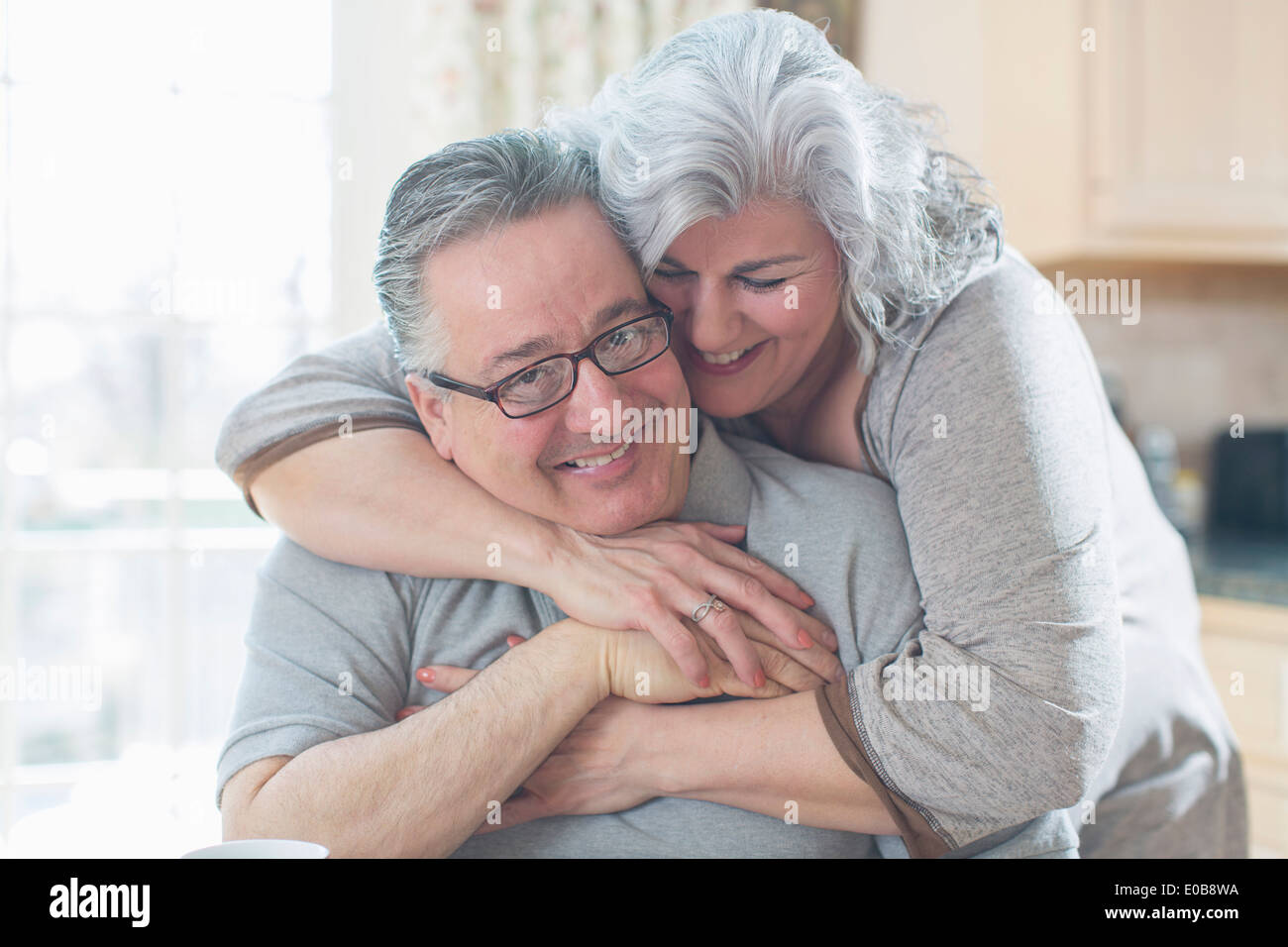 Liebevolle reife Erwachsene paar umarmt zu Hause Stockfoto
