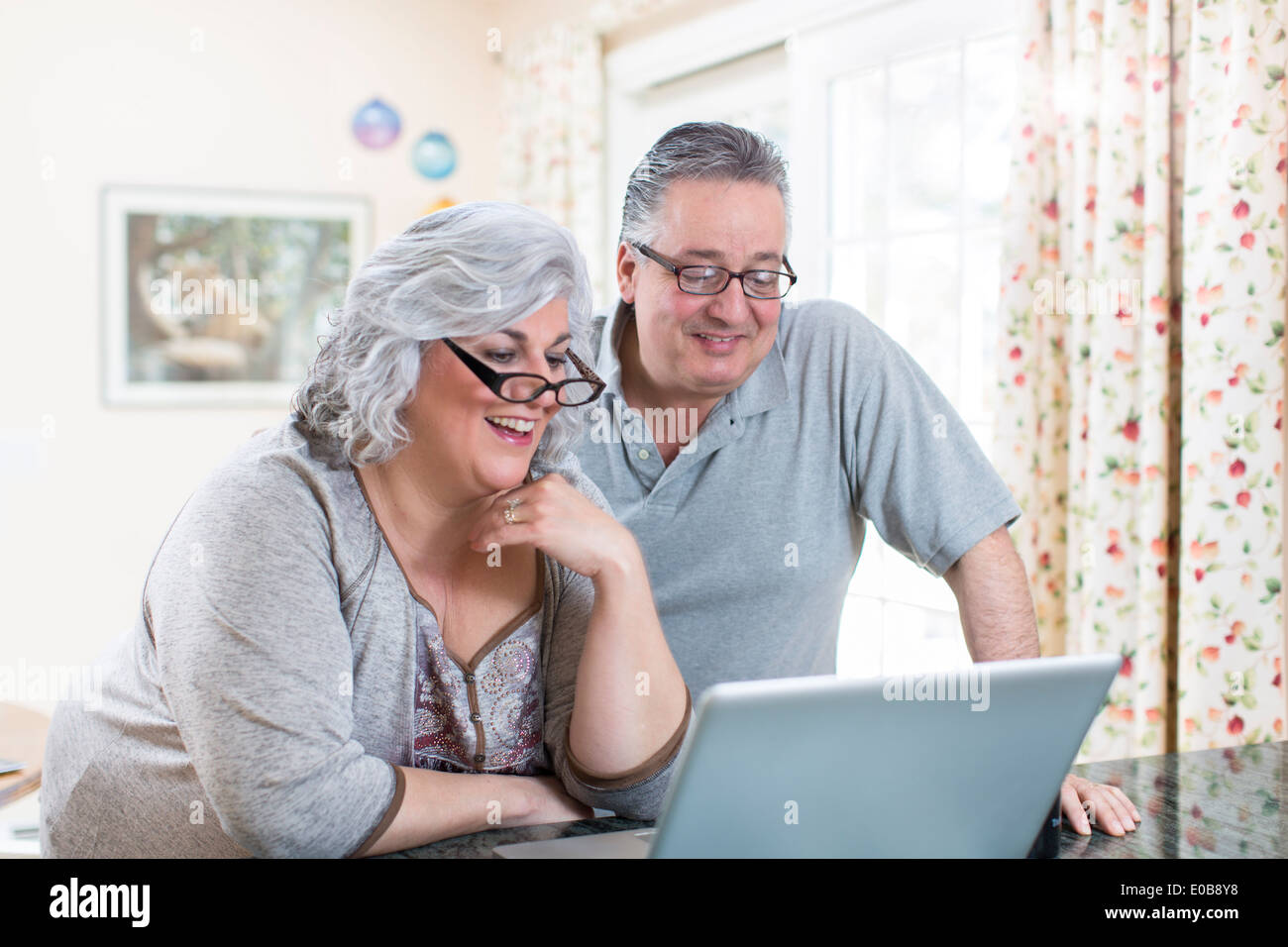 Älteres Paar zu Hause mittels laptop Stockfoto