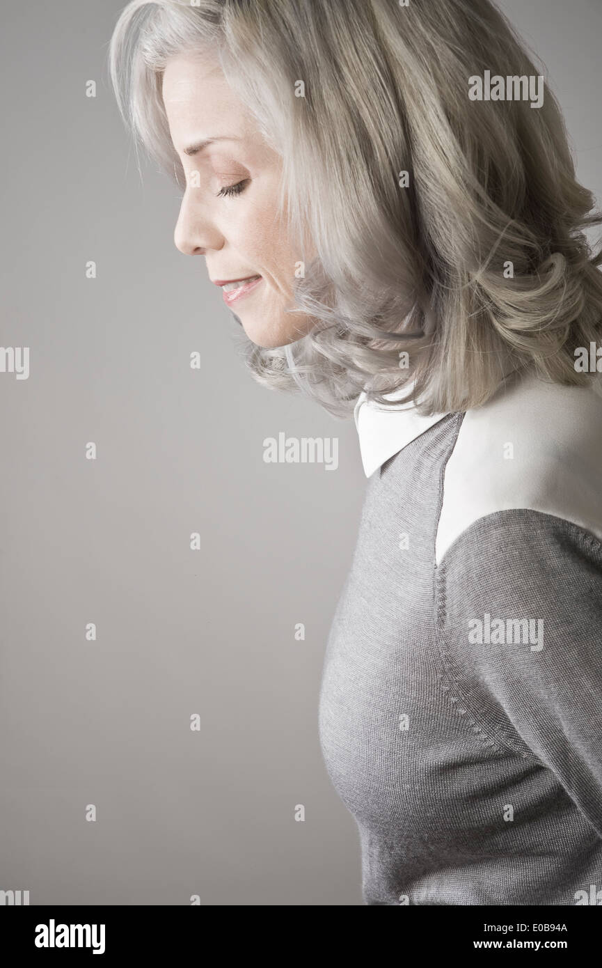 Seitenansicht des Reife Frau Stockfoto