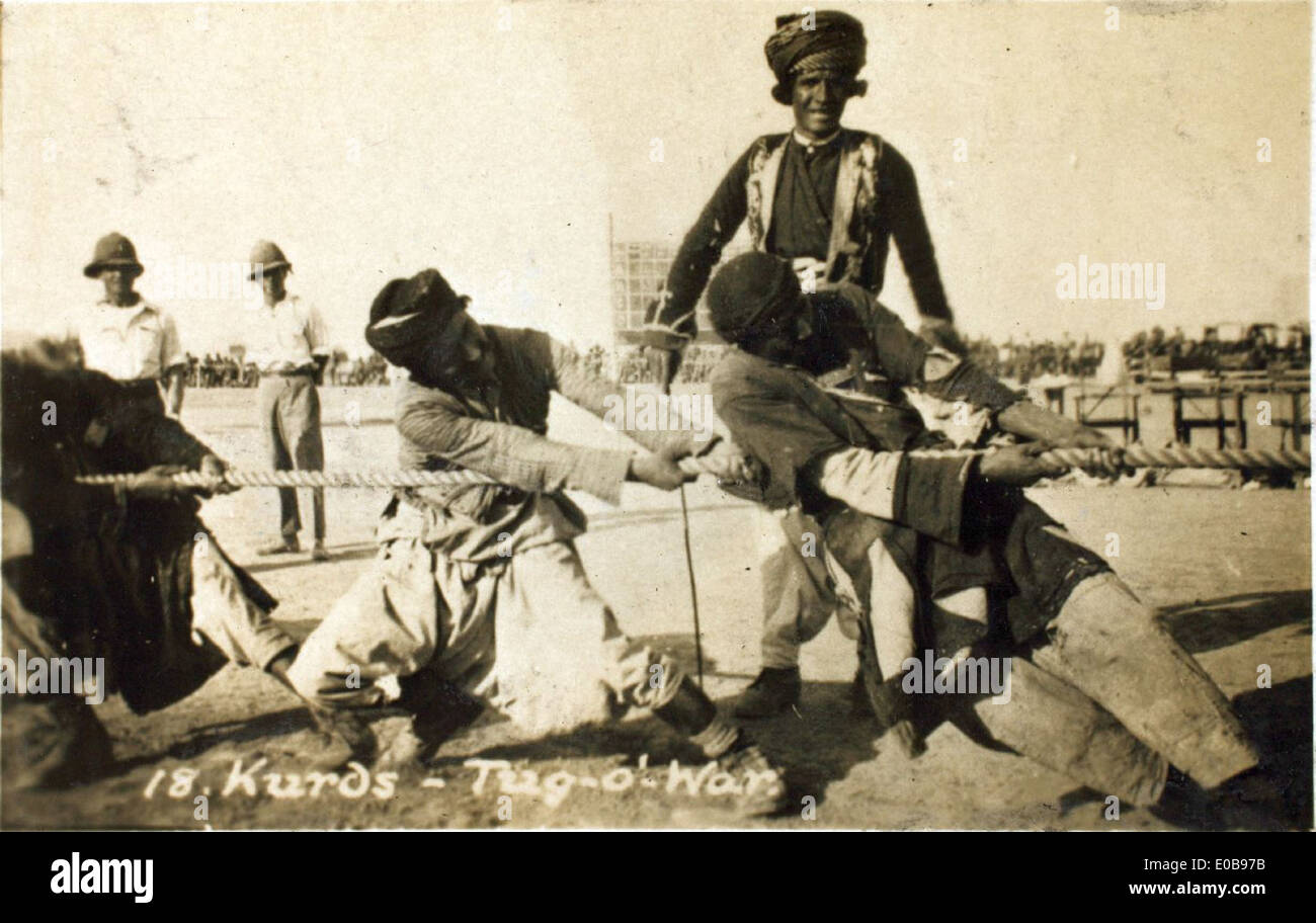 Das Foto „Kurds Tug-O-war“ von Edwin Newman fängt einen Moment in der komplexen geopolitischen Landschaft des Nahen Ostens ein. Das Bild dokumentiert die Rolle der Royal Air Force (RAF) bei Operationen im Irak, die zur Sicherheit und Stabilität der Region beitragen. Stockfoto
