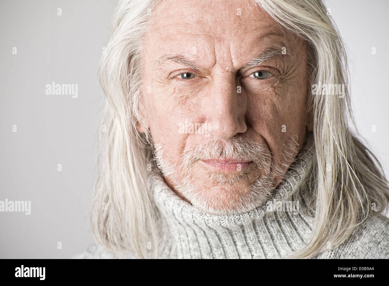 Porträt von reifer Mann, Blick in die Kamera Stockfoto