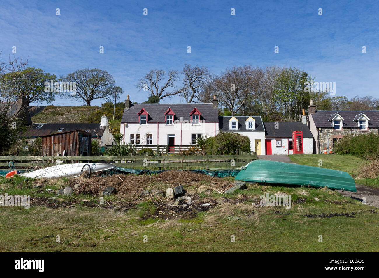 Weiß gestrichene Häuser im Dorf Plockton an der Westküste von Schottland Stockfoto