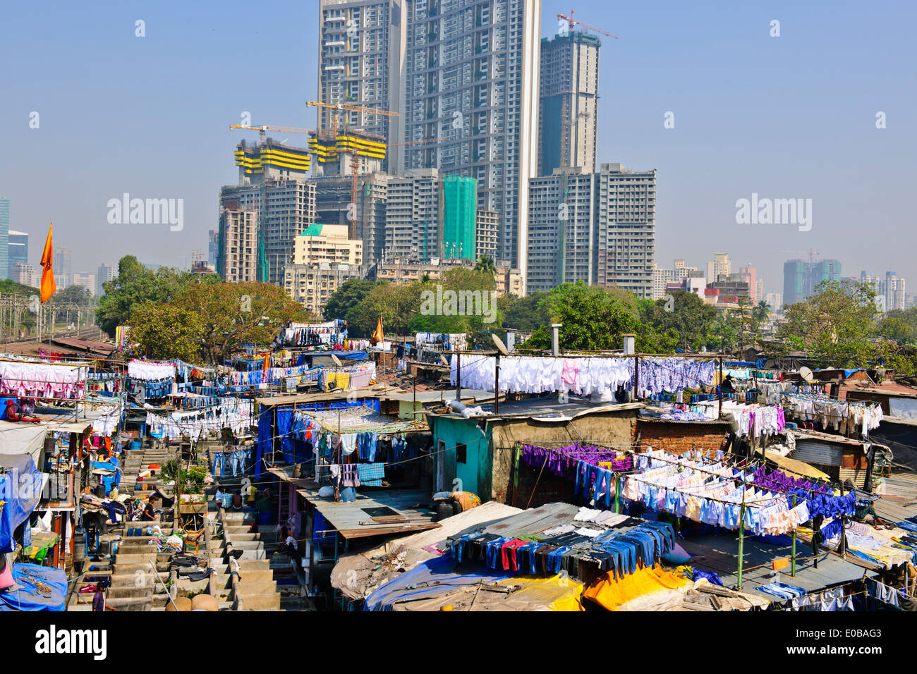 Stadt-Wäscherei basiert vor steigenden Mehrfamilienhäuser wo Hotel Wäsche gewaschen und getrocknet in heißen Sonne, Bombay, Mumbai, Indien Stockfoto