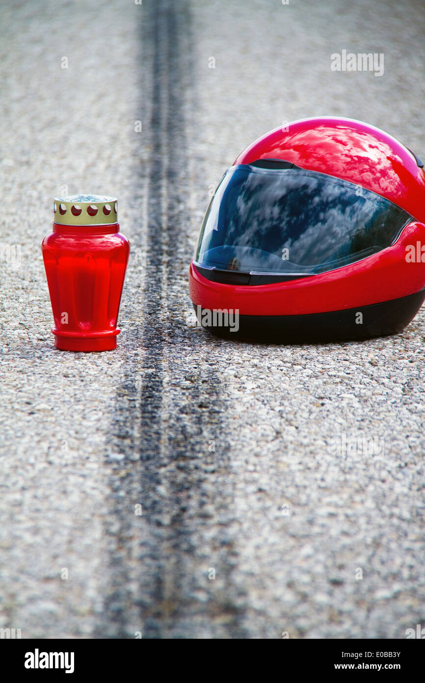 Ein Unfall mit dem Motorrad. Verkehrsunfall mit Bremsspur auf Straße. Symbolische Foto., Ein einkauft Mit Motorrad. Verkehrsunfall-m Stockfoto