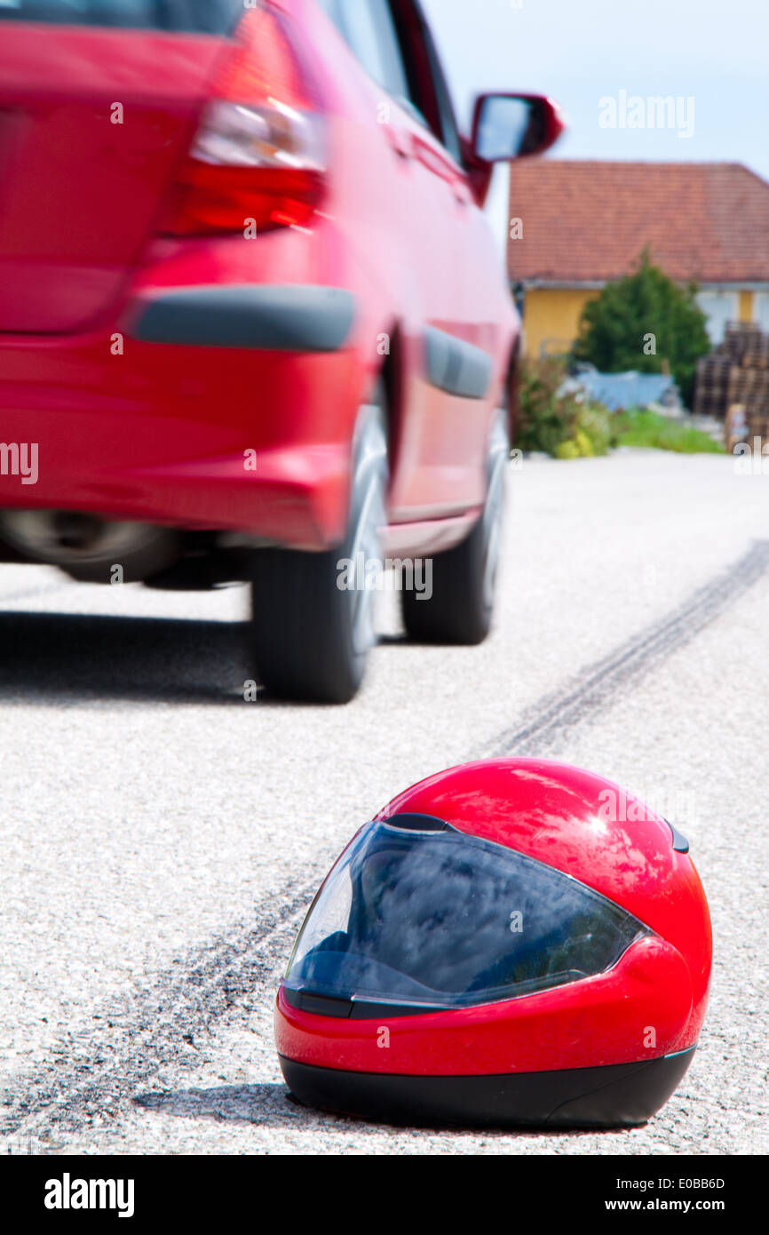 Ein Unfall mit dem Motorrad. Verkehrsunfall mit Bremsspur auf Straße. Symbolische Foto., Ein einkauft Mit Motorrad. Verkehrsunfall-m Stockfoto