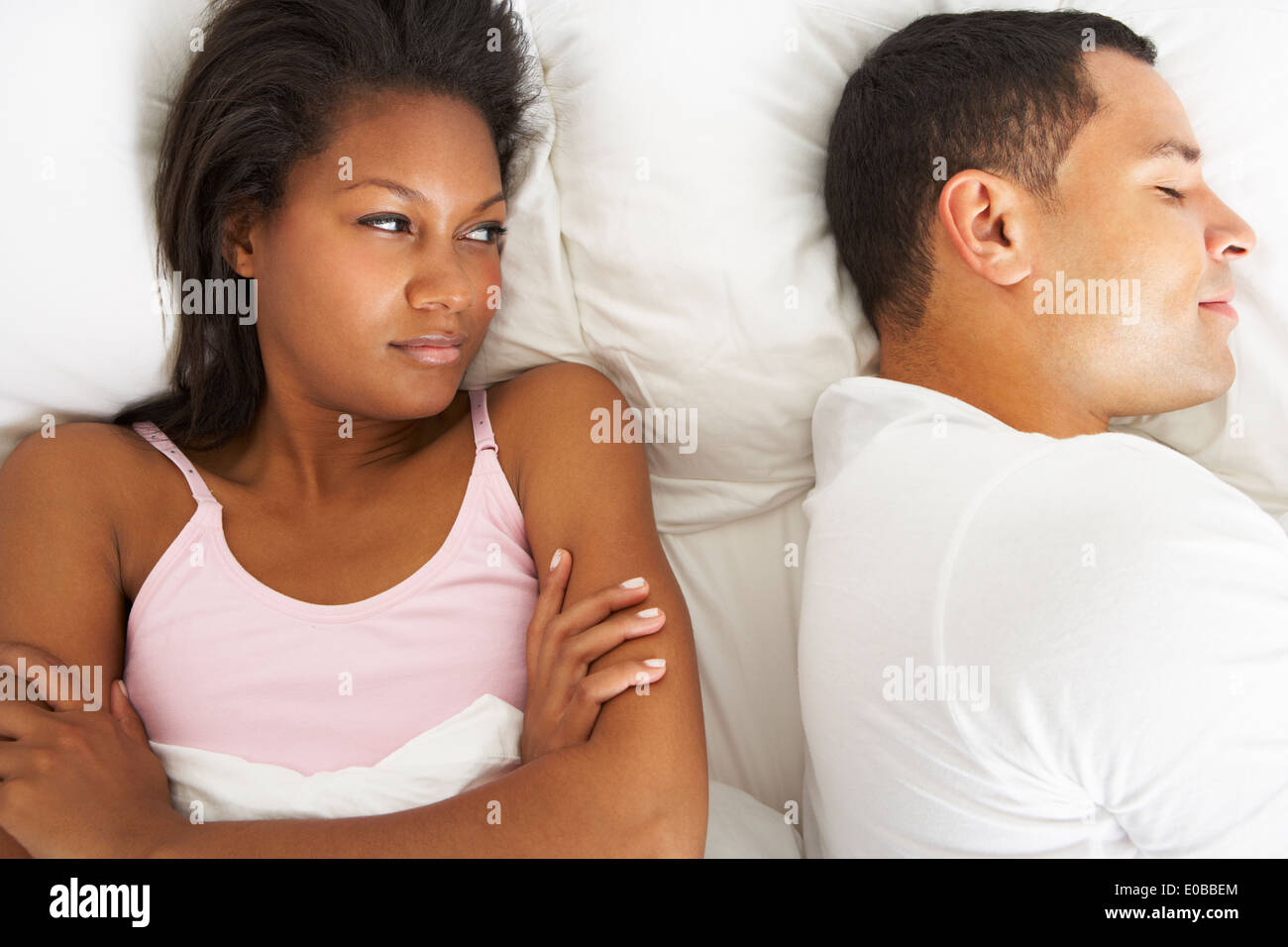 Paar im Bett mit Beziehungsschwierigkeiten Stockfoto