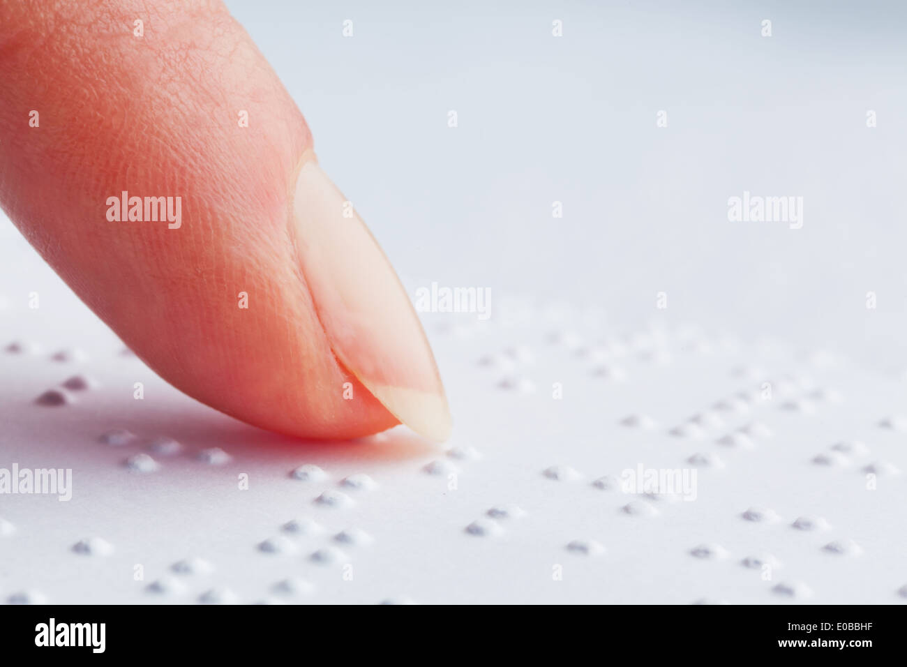 Finger und Braille-Schrift. Blinde Menschen lesen ein Buch in Blindenschrift, Finger und Braille-Schrift. Blinde Menschen lesen ein Buch in Blindenschrift, Finger Und B Stockfoto