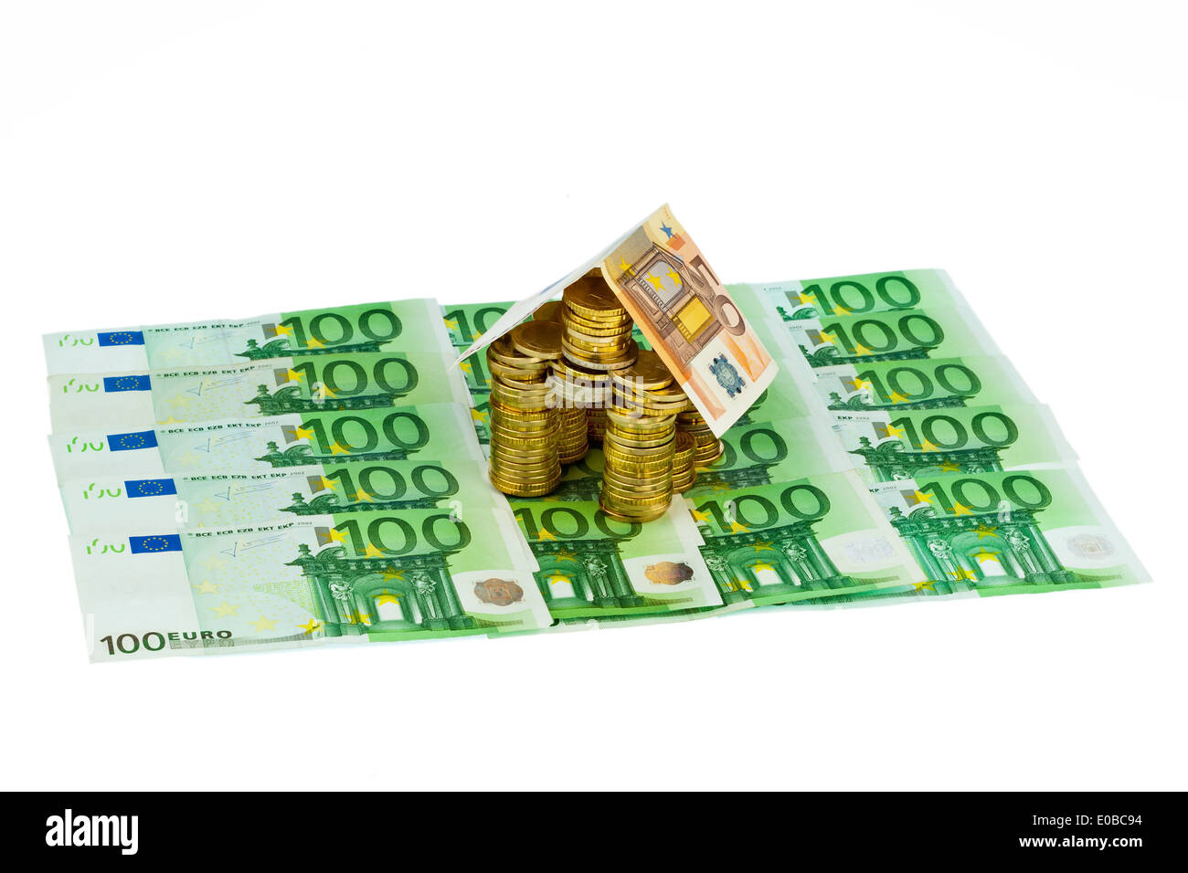 Ein Leben von Geld Münzen und Banknoten. Symbolische Foto für den Bau eines Hauses und Bau sparen, Ein Haus aus Geld Muen Stockfoto