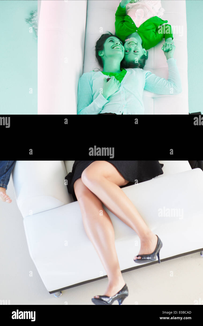 Tochter, die müde Mutter Rückkehr von der Arbeit Stockfoto