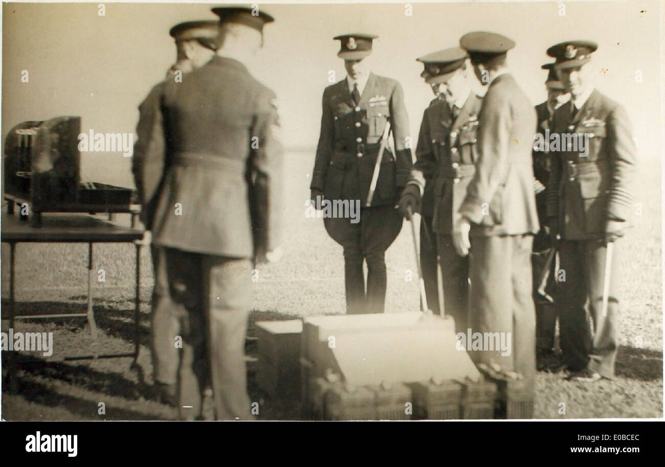 Cranwell: A.O.C.'s Inspektion 1932. Prüfung der Bodenstation W/T (S-/L-R. Elliot, A.V.M. Longmore A.O.C., F/l Bazell, Kapitän Verney Stockfoto