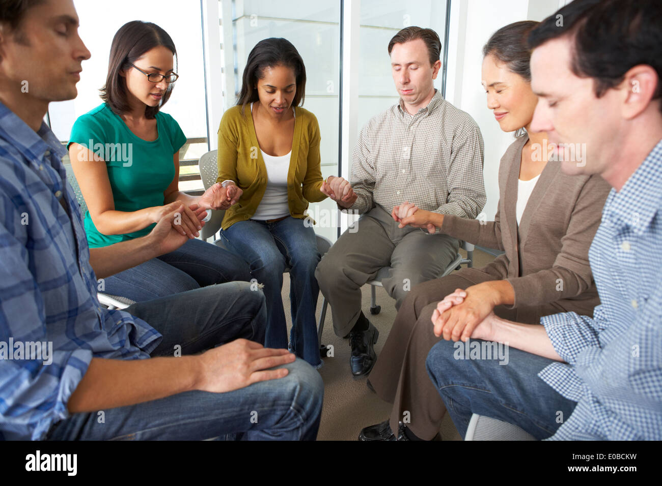 Bibel-Gruppe gemeinsam beten Stockfoto