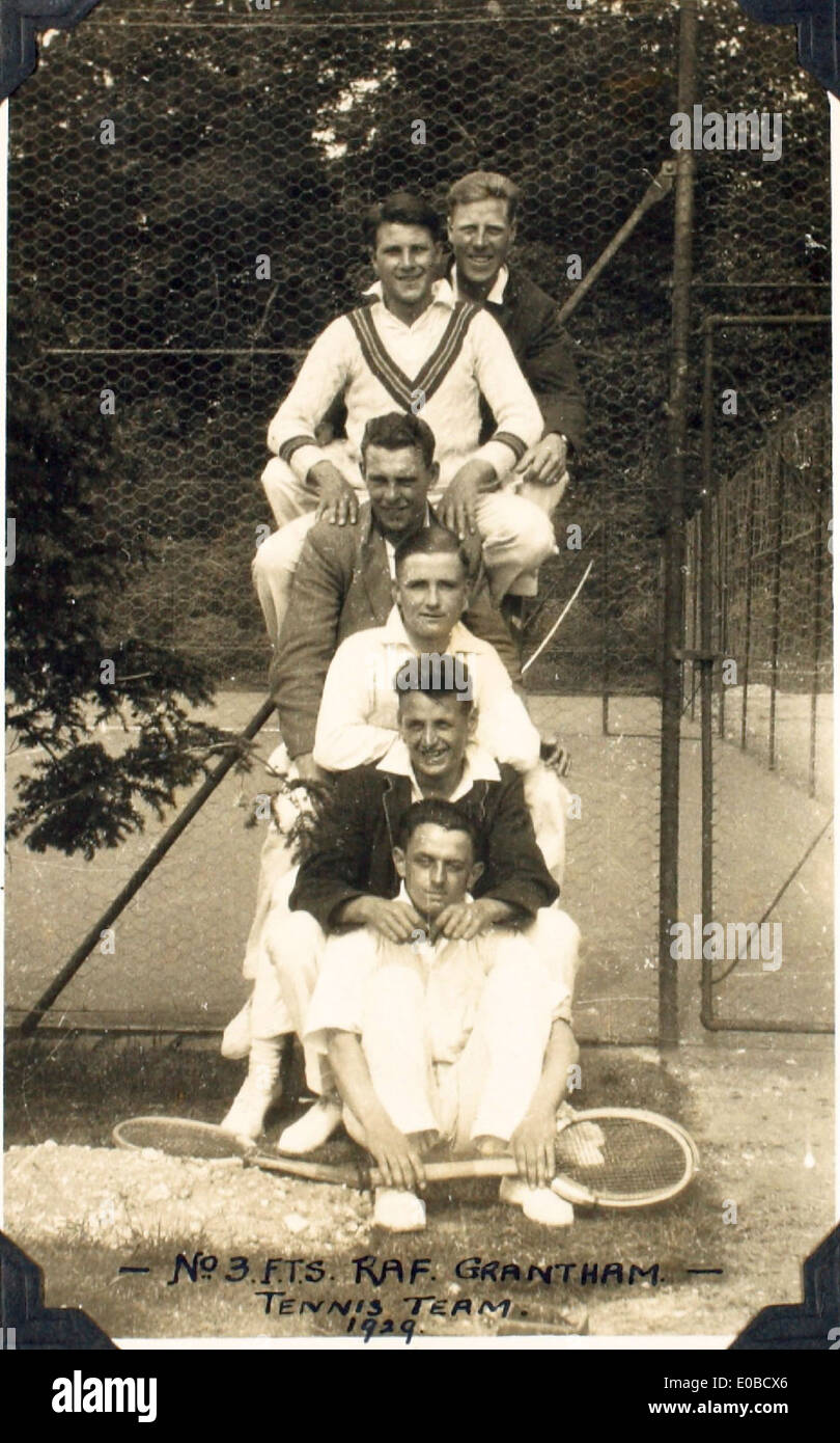 Das Foto des RAF Grantham Tennisteams Nr. 3 der Flying Training School aus dem Jahr 1929, aufgenommen von Edwin Newman, zeigt die Freizeit-Seite des RAF-Personals während des Trainings in der Zwischenkriegszeit. Das Foto ist Teil der Sammlung im San Diego Air and Space Museum. Stockfoto