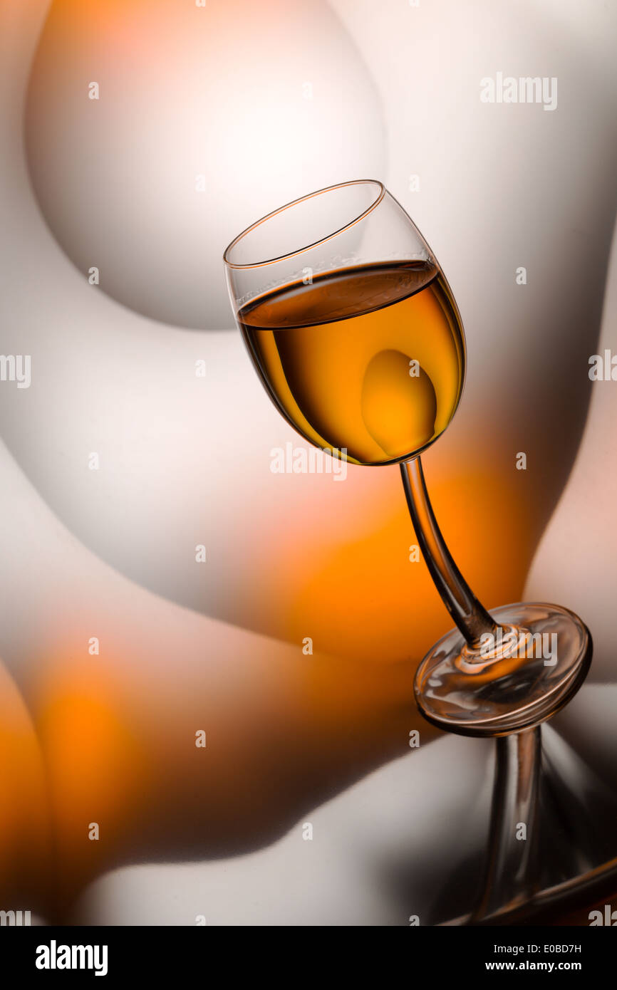 Glas Cognac in ein verzerrtes Spiegelbild. Stockfoto