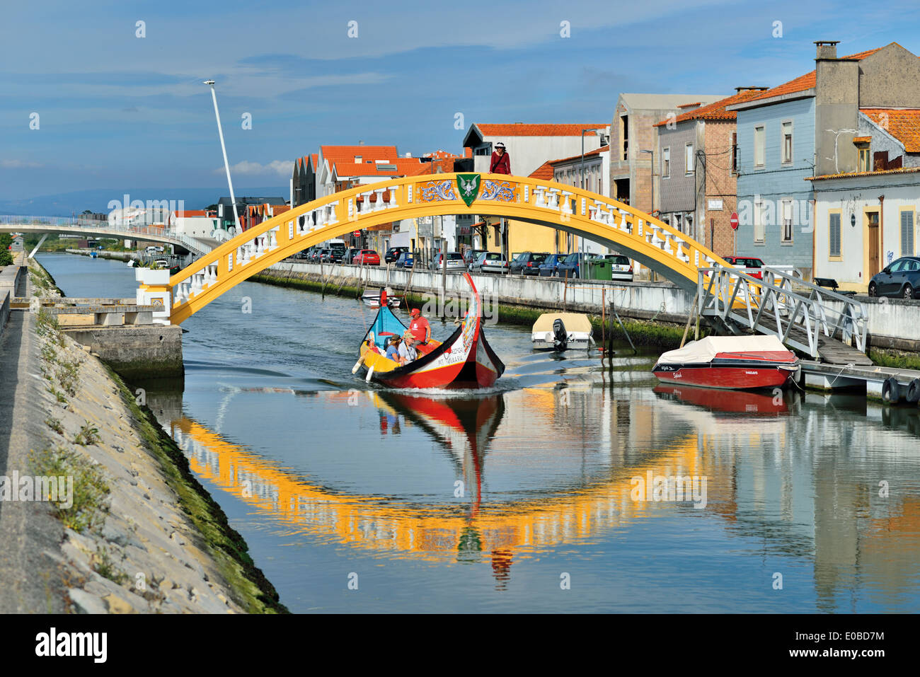 Portugal, Aveiro: Traditionelle Moliceiro Boot überqueren den Kanal von Sao Roque Stockfoto