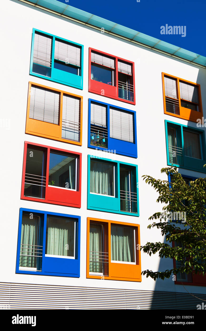Ein Wohnhaus in der Stadt mit farbigen Fenstern. Wohnungen für Singles, Ein Wohnhaus in der Stadt Mit Bunton Fenstern. Wohnungen Stockfoto