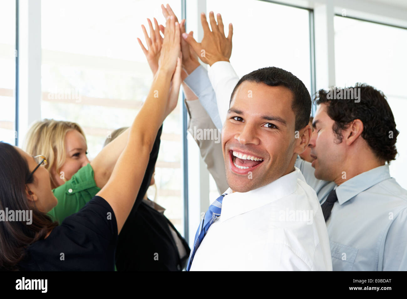 Business-Team geben einander hoch fünf Stockfoto