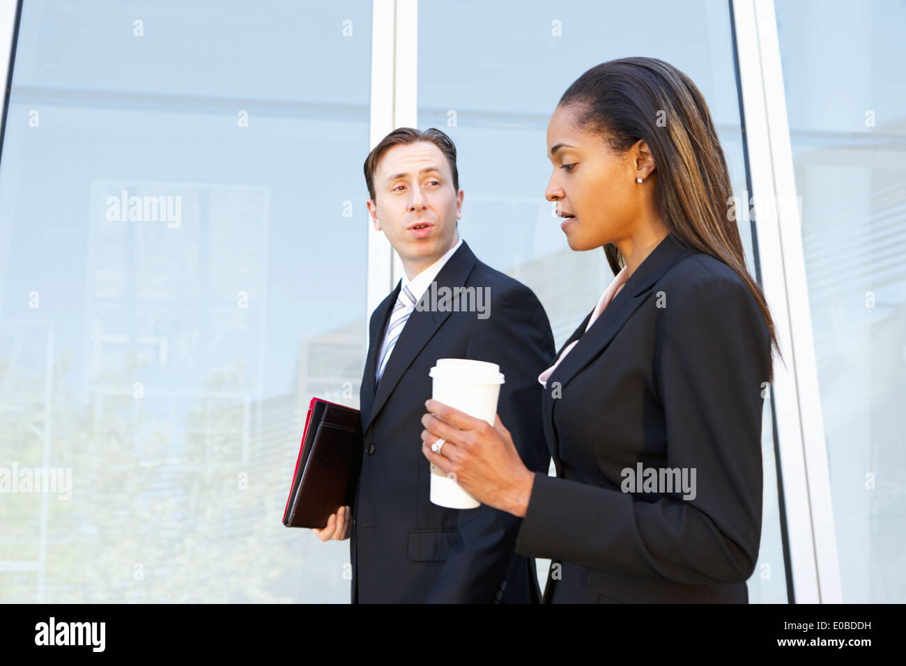 Geschäftsleute mit Kaffee außerhalb Büro zum mitnehmen Stockfoto