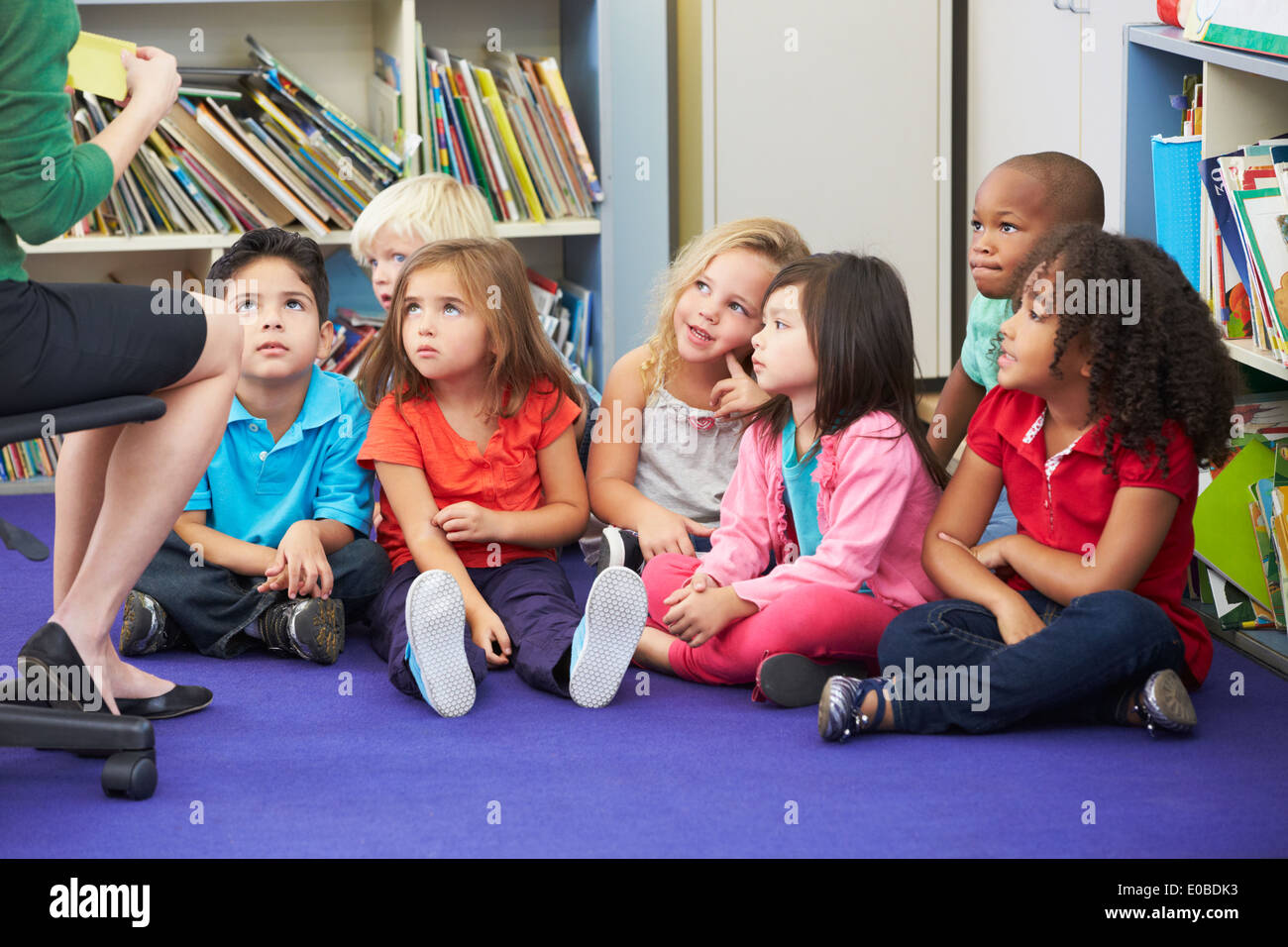 Gruppe von elementaren Schülern im Klassenzimmer arbeiten mit Lehrer Stockfoto