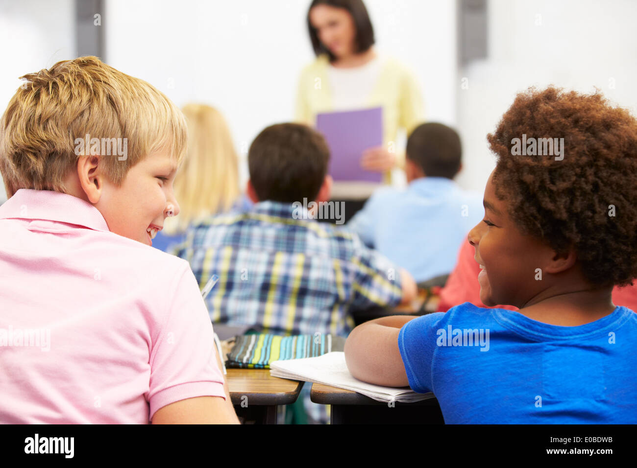 Zwei Schüler In der Klasse miteinander reden Stockfoto