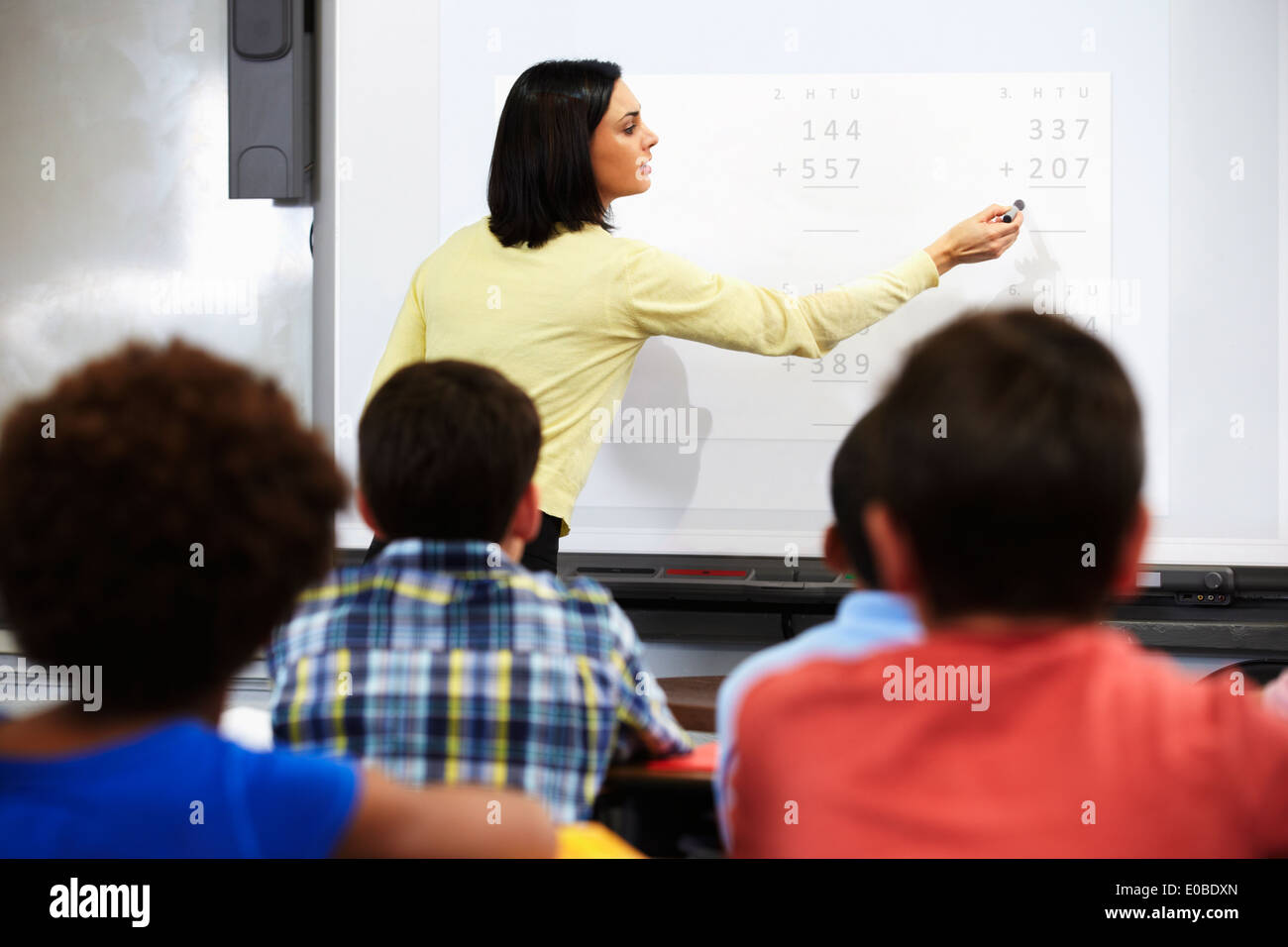 Lehrer im Unterricht mit interaktiven Whiteboards stehen Stockfoto