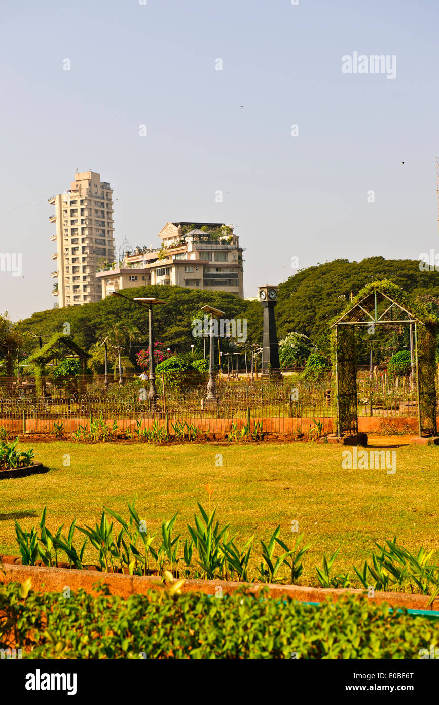 Mumbai Marine Drive Ansichten, Luxus-Wohnungen, Häuser, Parsi Türme des Schweigens, grünen Wohngegend, Gärten, Mumbai, Bombay, Indien Stockfoto