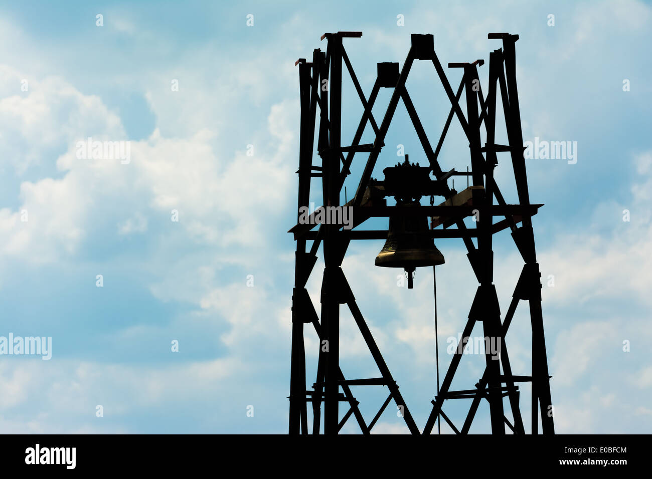 Kirche-Bell-Silhouette auf blauen Wolkenhimmel Stockfoto