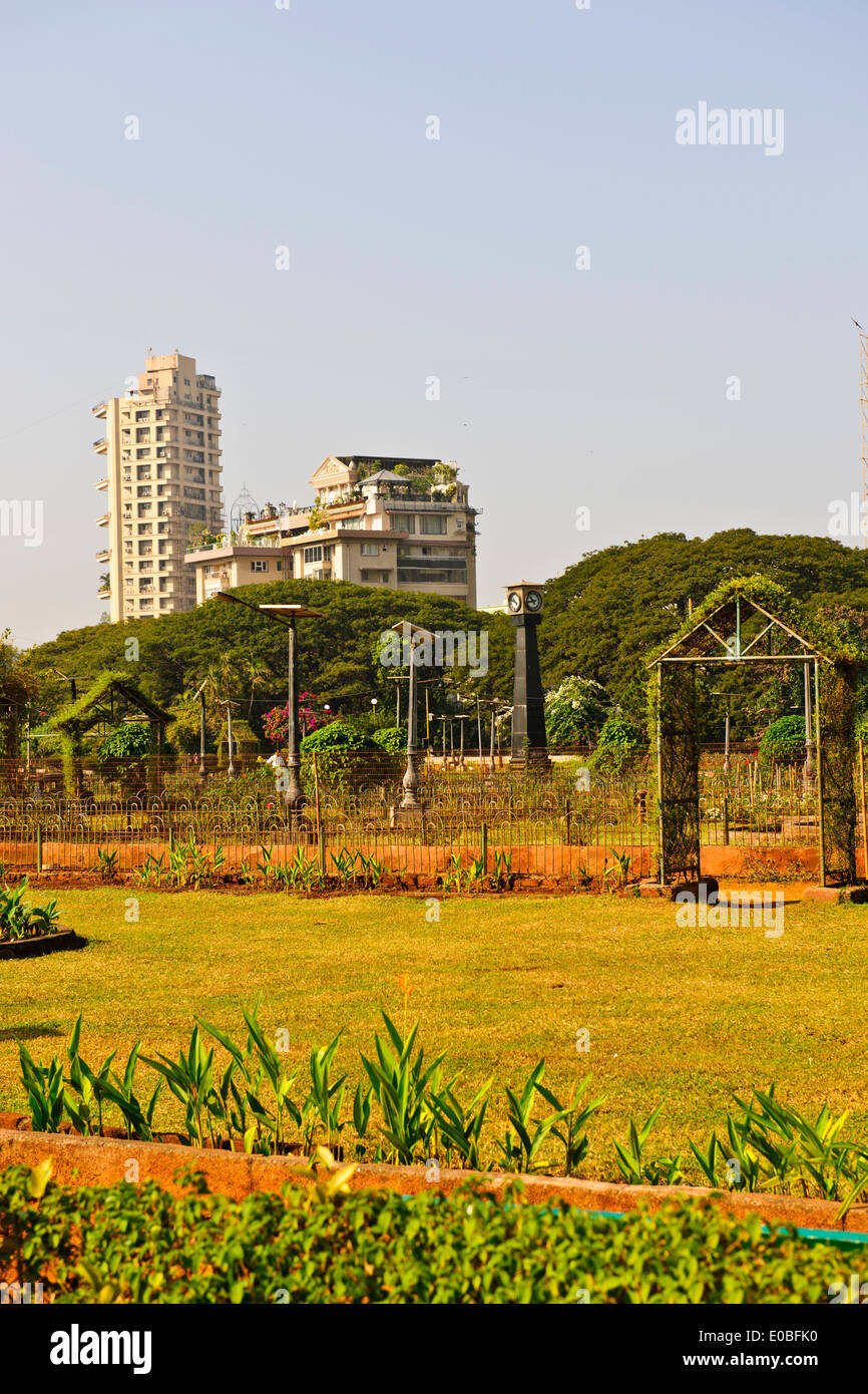 Mumbai Marine Drive Ansichten, Luxus-Wohnungen, Häuser, Parsi Türme des Schweigens, grünen Wohngegend, Gärten, Mumbai, Bombay, Indien Stockfoto