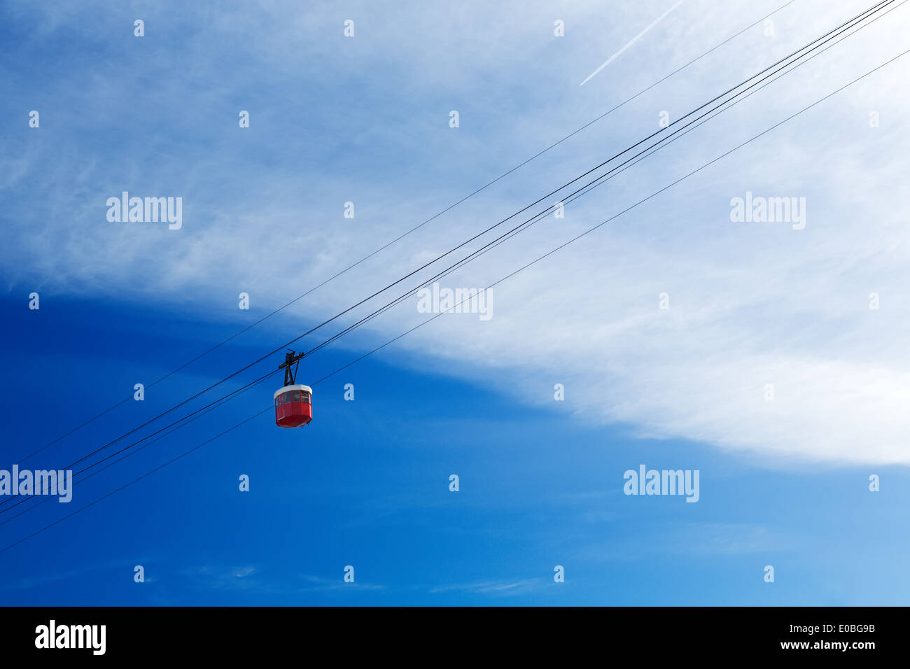 Rotes Kabel Auto Kabine in den Himmel mit Wolken. Stockfoto