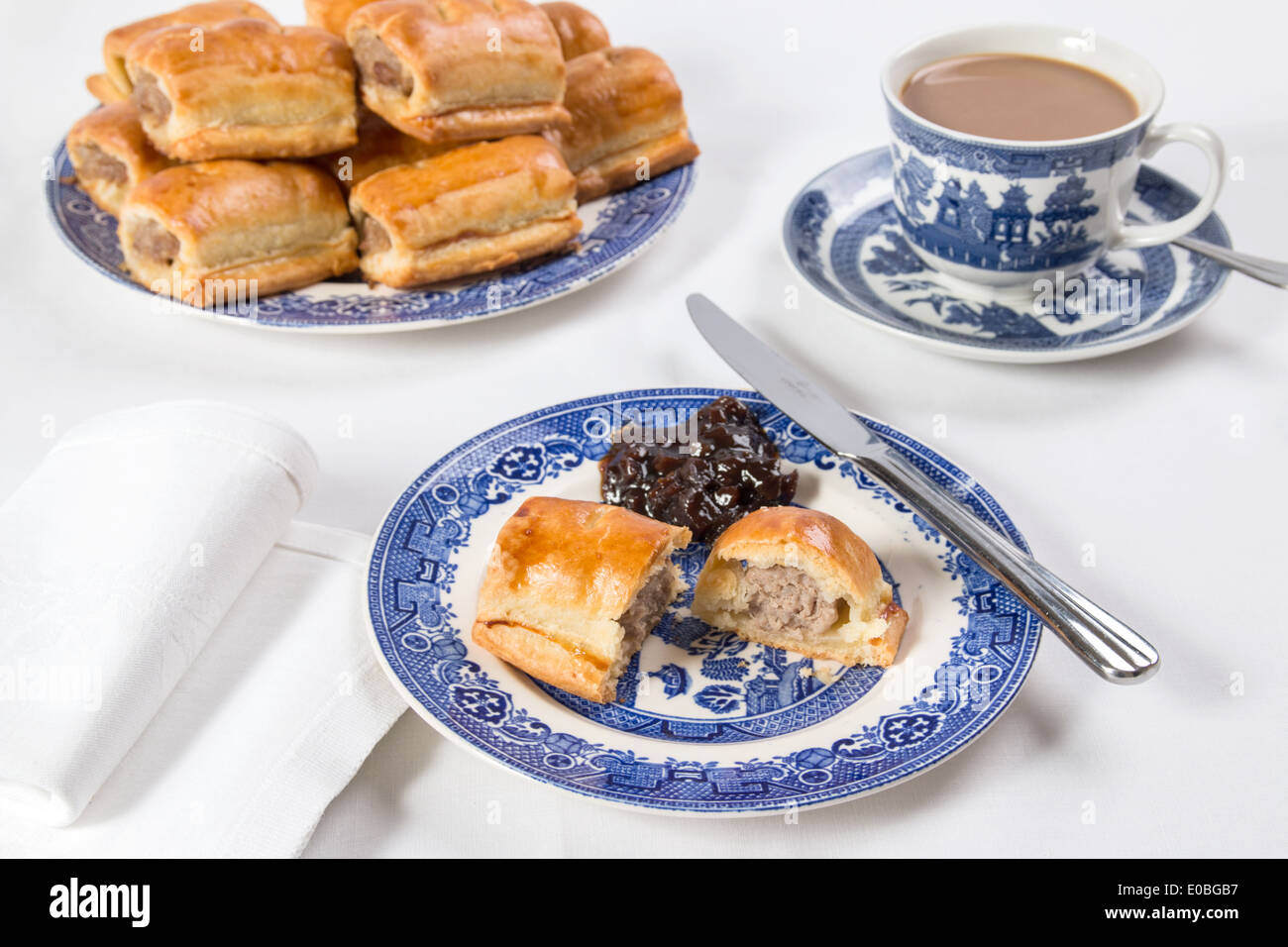 Machen Wurst Brötchen mit bereit gerollten Teig geschnitten Wurst Rollen auf einem Teller mit einer Tasse Kaffee, Muster (43 von 58) Stockfoto