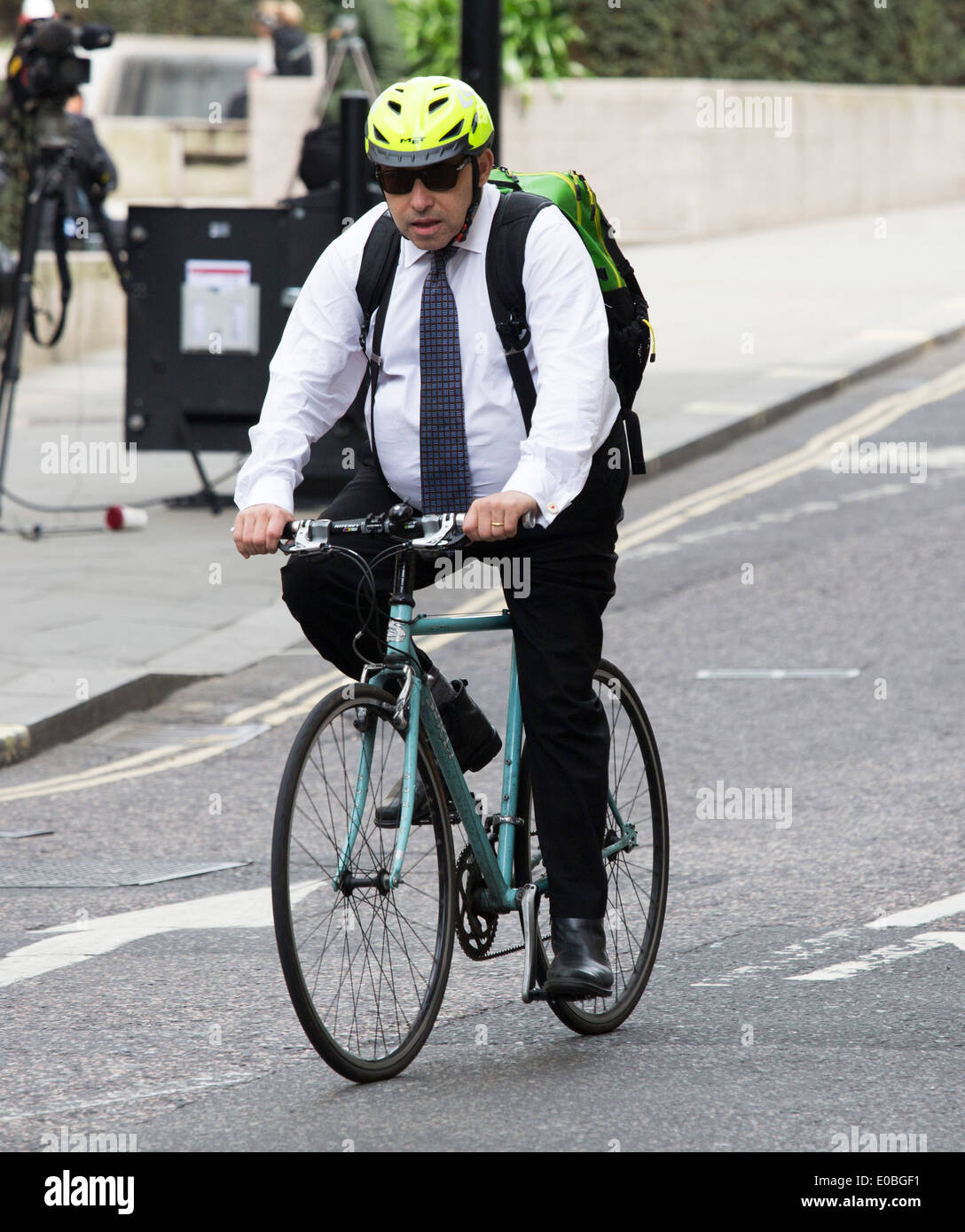 Dicke übergewichtige Mann im Anzug Stockfoto