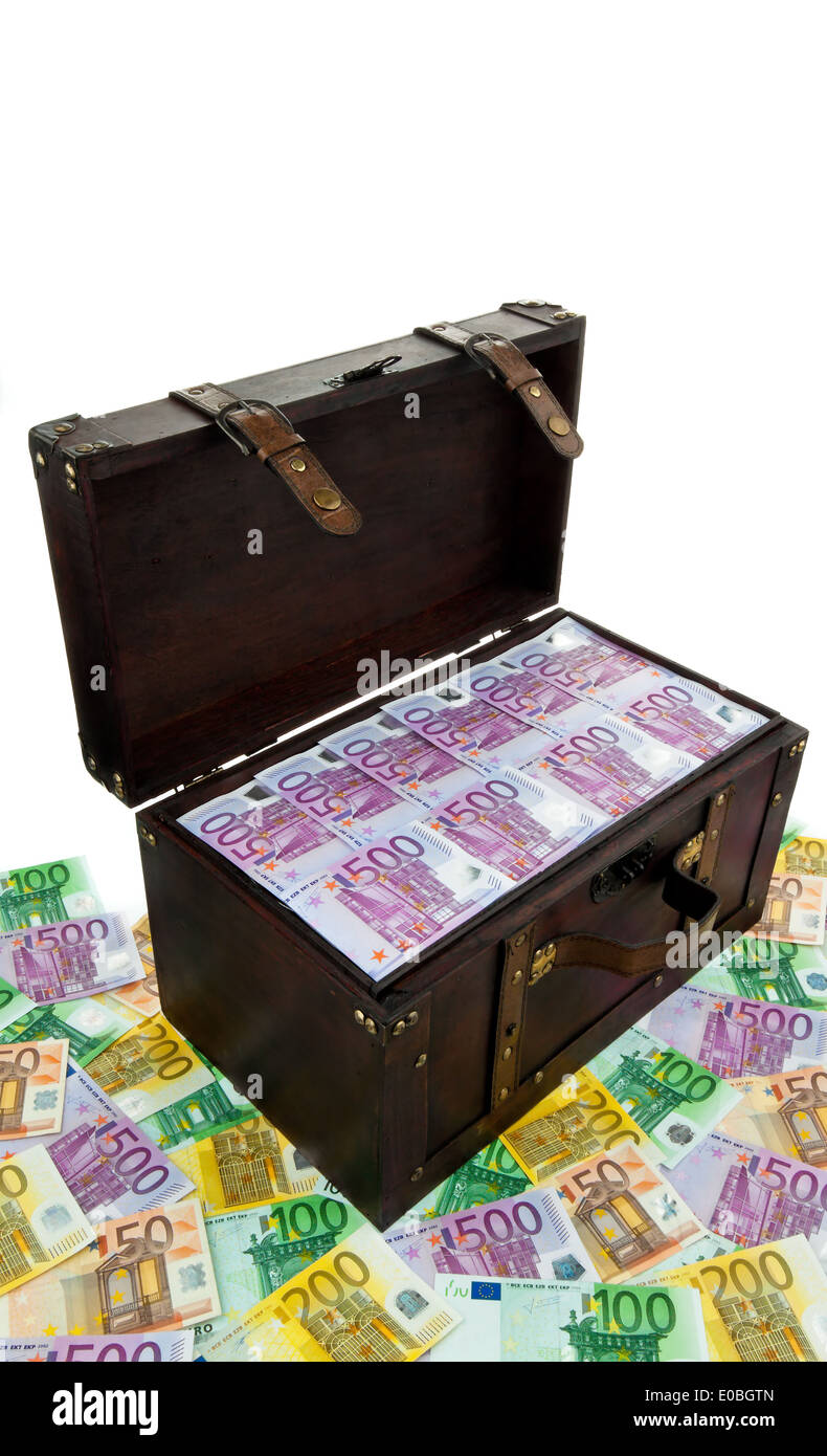 Eine große Brust mit Euro Banknoten. Finanzielle Krise, Krise, Schulden, Eine Grosse Truhe Mit Euro-Banknoten. Finanzkrise, begreifbar, Stockfoto