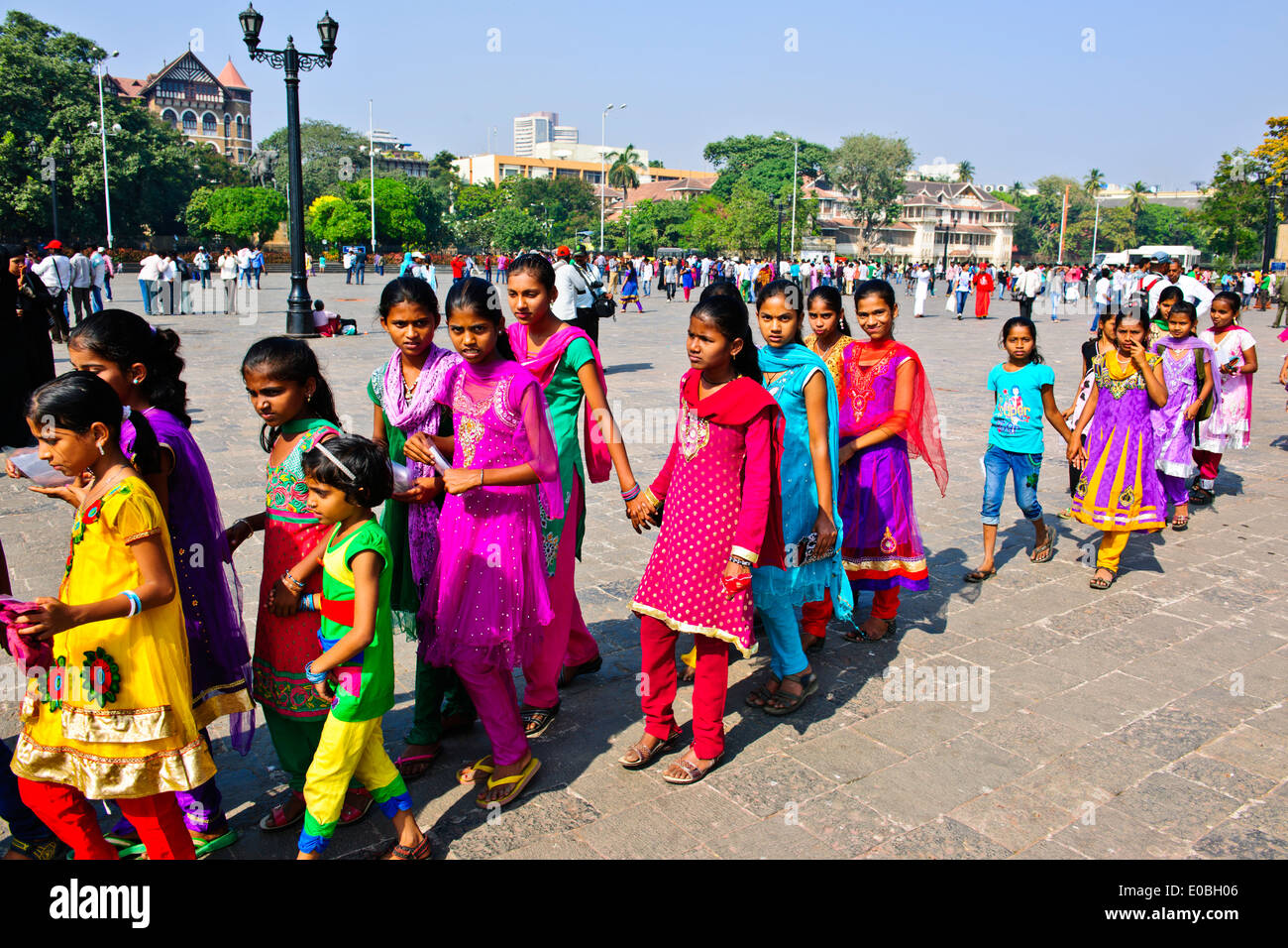 Tor von Indien, Appollo Bunder, Square, Touristen, Schulkinder in bunten Saris, Promenade, Fährhafen, Bombay, Mumbai, Indien Stockfoto