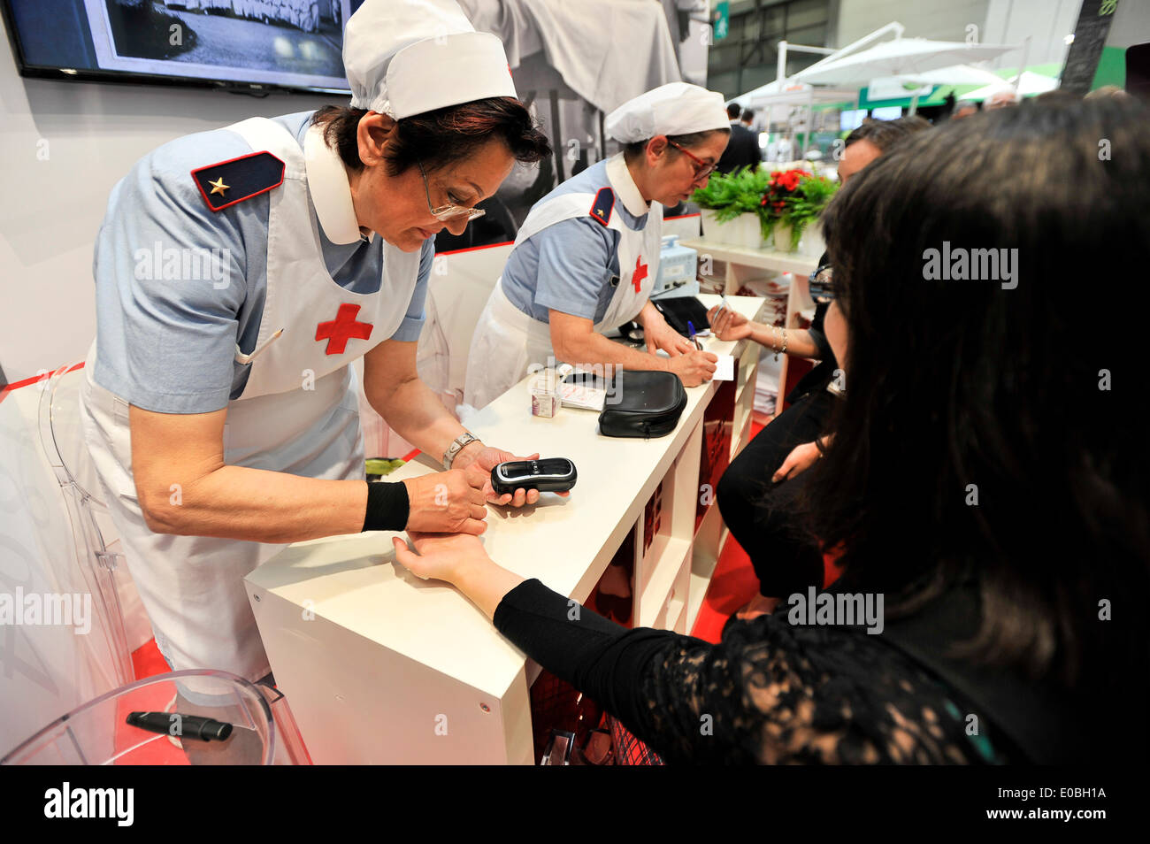 Italien Piemont Turin 27. Internationale Buchmesse Fair 8. Mai 2014.  Der Körper des italienischen Roten Kreuzes Hilfsverb der Streitkräfte stehen. Präventive Kontrolle von Diabetes, glykämische Kontrolle Stockfoto