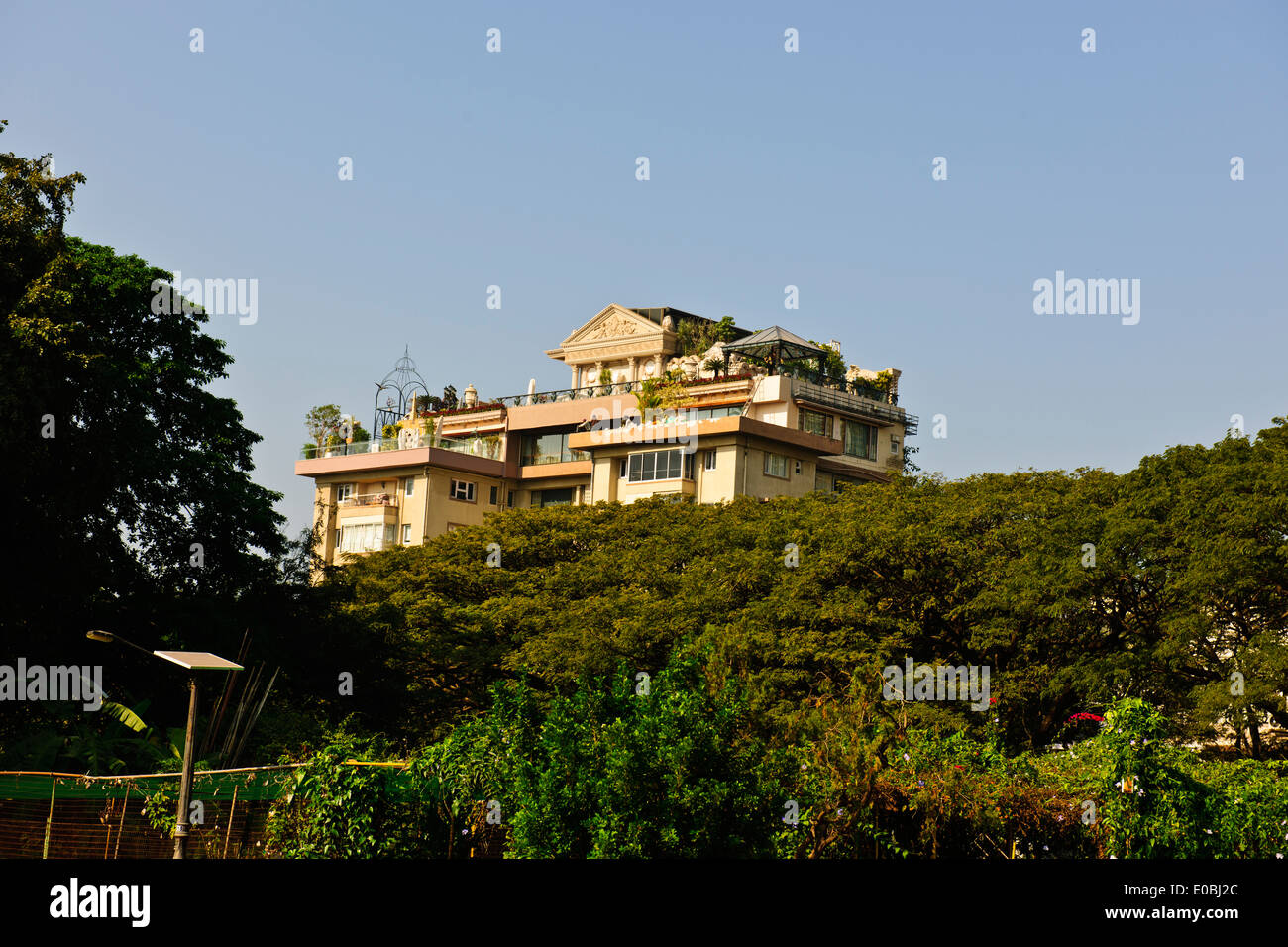 Mumbai Marine Drive Ansichten, Luxus-Wohnungen, Häuser, Parsi Türme des Schweigens, grünen Wohngegend, Gärten, Mumbai, Bombay, Indien Stockfoto