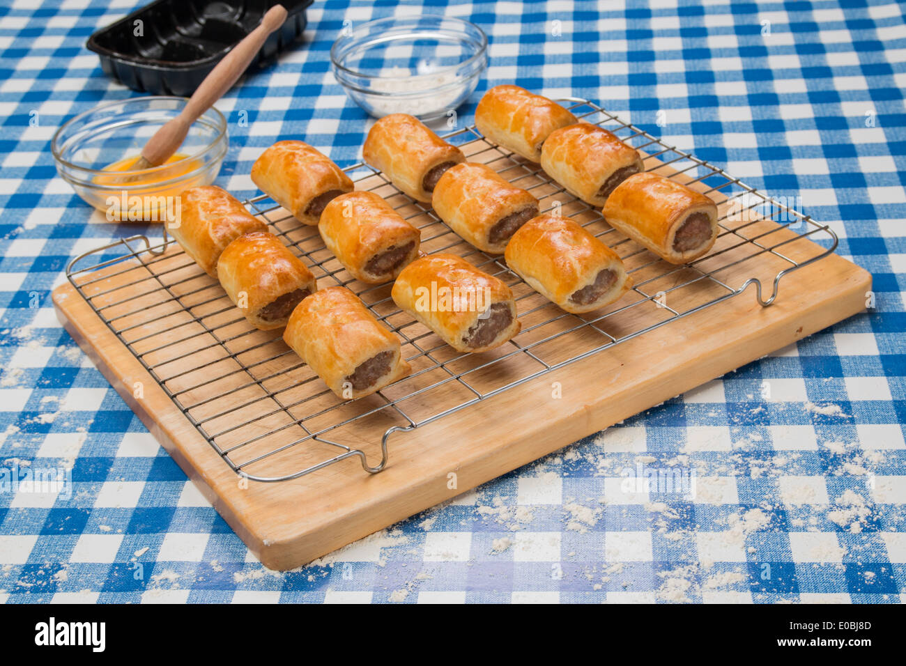 Machen Wurst Rollen mit fertig gerollt Gebäck, Brötchen auf Draht Kühlung Fach (28 58) gekocht Stockfoto