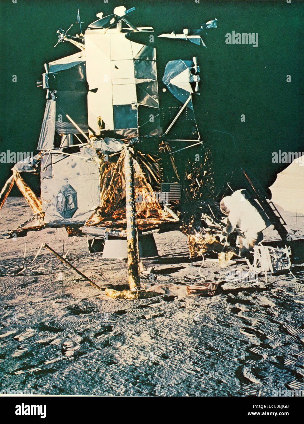Apollo 12 war die sechste bemannte Mission des Apollo-Programms der NASA und seine Mondlandung im November 1969 markierte einen wichtigen Meilenstein. Alan Bean, einer der Astronauten, wurde der vierte Mensch, der auf dem Mond spazierte. Seine Beiträge waren entscheidend für die Erforschung des Weltraums und das Verständnis der Mondoberfläche. Stockfoto