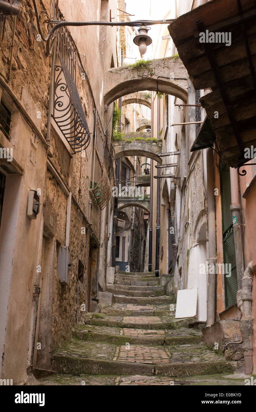Sanremo, Italien, Europa - 16. April 2014: Panoramablick auf eine Gasse zwischen den alten Häusern in Sanremo, Ligurien Stockfoto