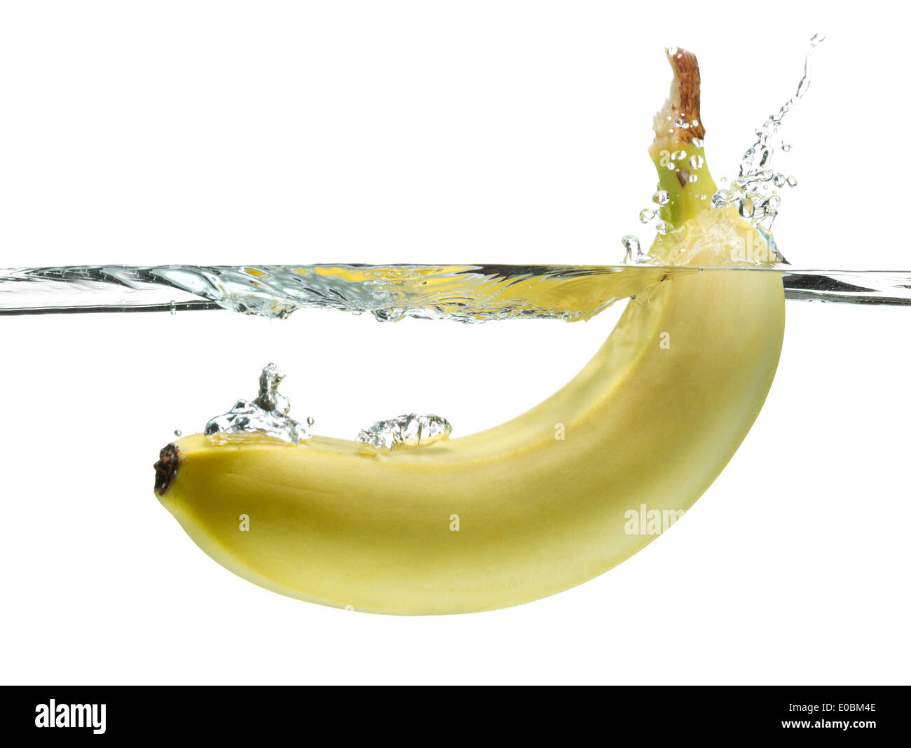 Banane, planschen im klaren Wasser isoliert auf weiss. Stockfoto