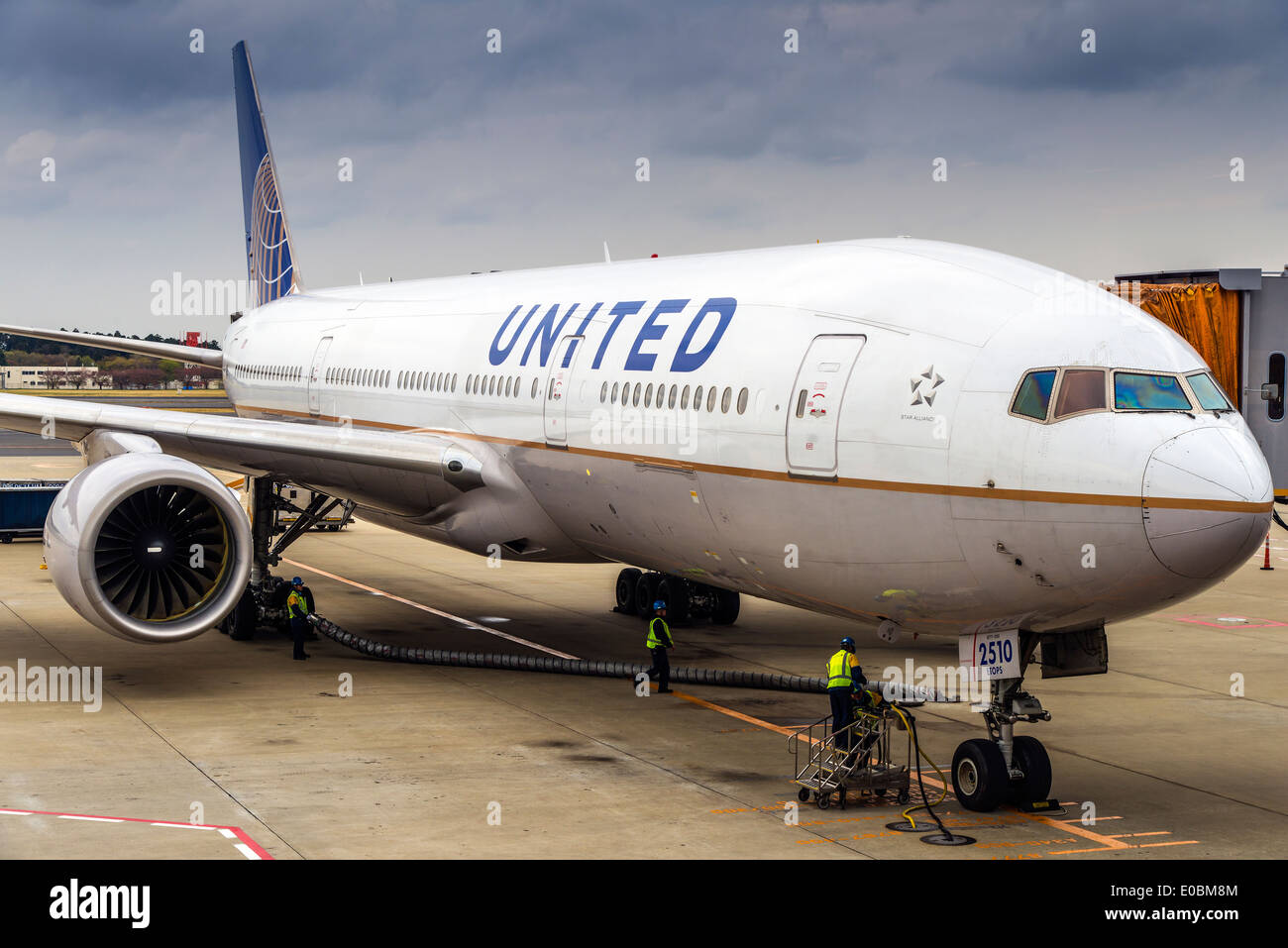 United Airlines Boeing 777 geparkt am Tor, Narita Internationaler Flughafen, Tokyo, Japan Stockfoto