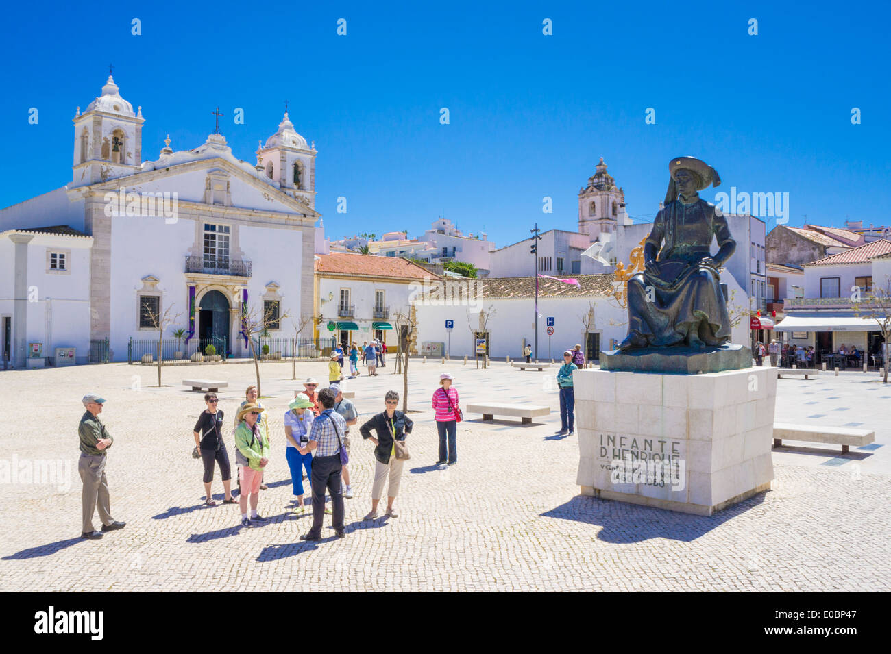 Touristen in Praça Infante Dom Henrique Santa Maria Kirche Lagos Algarve Portugal EU Europa Stockfoto