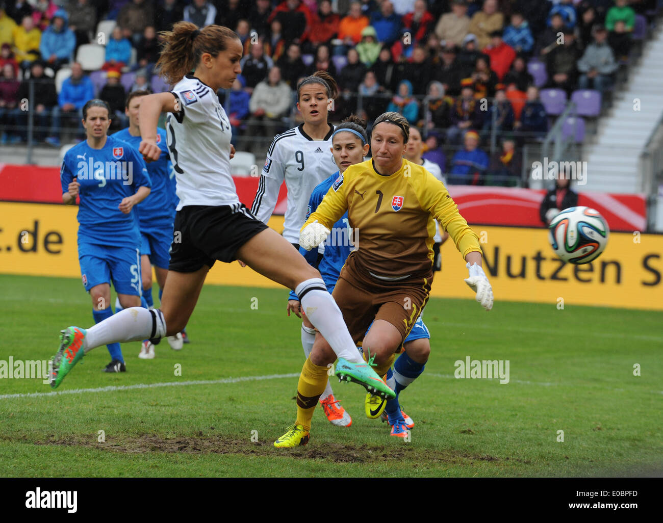 Osnabrück, Deutschland. 8. Mai 2014. Deutschlands Fatmire Alushi (L) und der Slowakei Torwart Lucia El Dahaibiova wetteifern um die Kugel während der FIFA Frauen WM Kanada 2015 Fußball-Qualifikationsspiel zwischen Deutschland und der Slowakei in der Osnatel Arena in Osnabrück, 8. Mai 2014. Foto: CARMEN JASPERSEN/Dpa/Alamy Live News Stockfoto