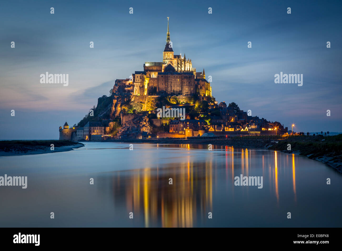 Dämmerung über Le Mont Saint Michel, Normandie Frankreich Stockfoto