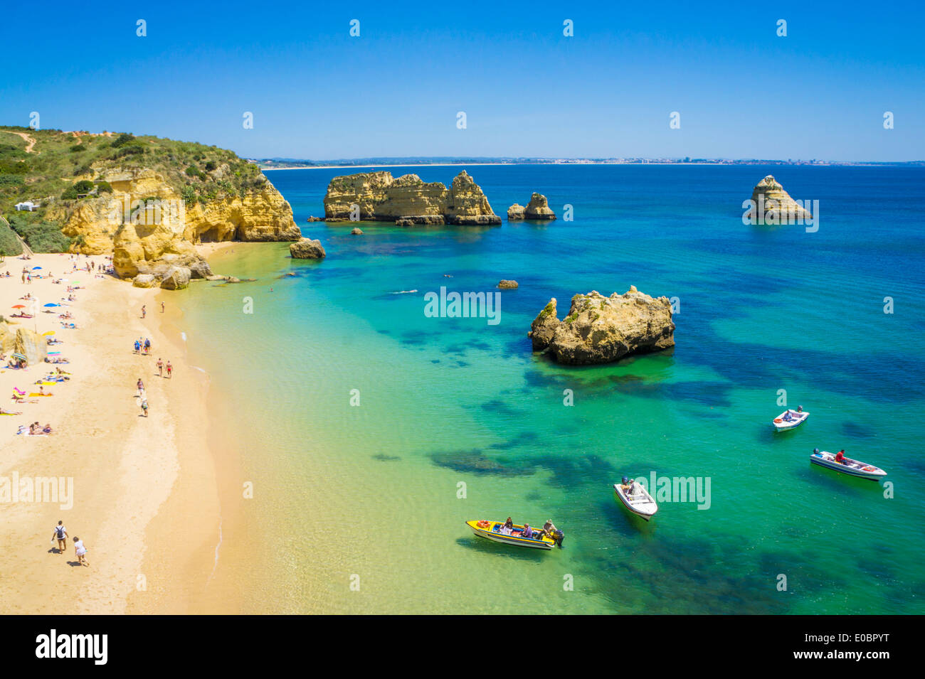 Urlauber, die zum Sonnenbaden und Ausflugsboote am Praia da Dona Ana sandigen Strand in der Nähe der Ortschaft Lagos Algarve Portugal EU Europa Stockfoto