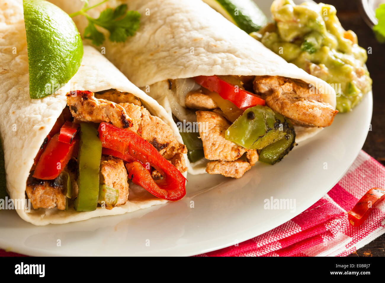 Hausgemachte Chicken Fajitas mit Gemüse und Tortillas Stockfoto