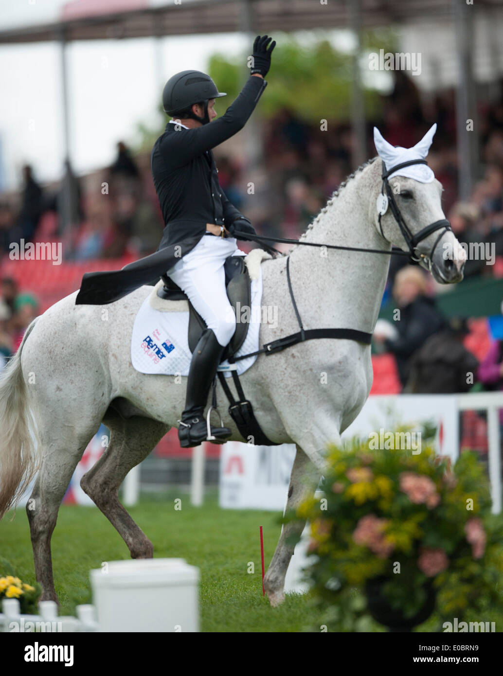 Badminton, UK. 8. Mai 2014. Paul Tapner [AUS] Reiten Kilronan erkennt das Publikum nach gehen in Führung mit einem Score von 36,0 in der Dressur-Phase am ersten Tag der 2014 Mitsubishi Motors Badminton Horse Trials. Bildnachweis: Aktion Plus Sport/Alamy Live-Nachrichten Stockfoto