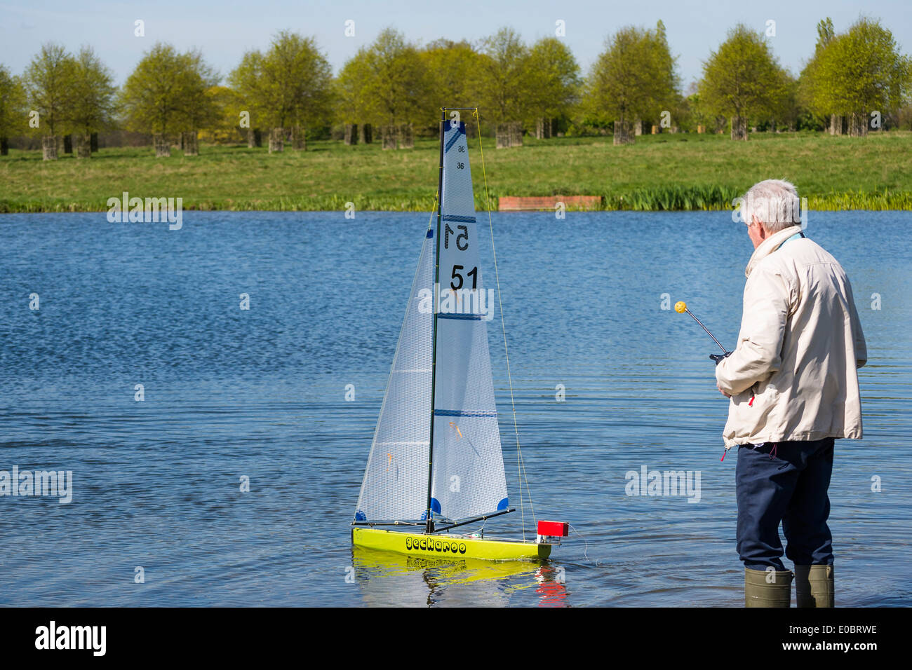 Älterer Mann seine Modell-Segelyacht auf Rick Pond, Home Park, Kingston, Surrey, England, UK Stockfoto