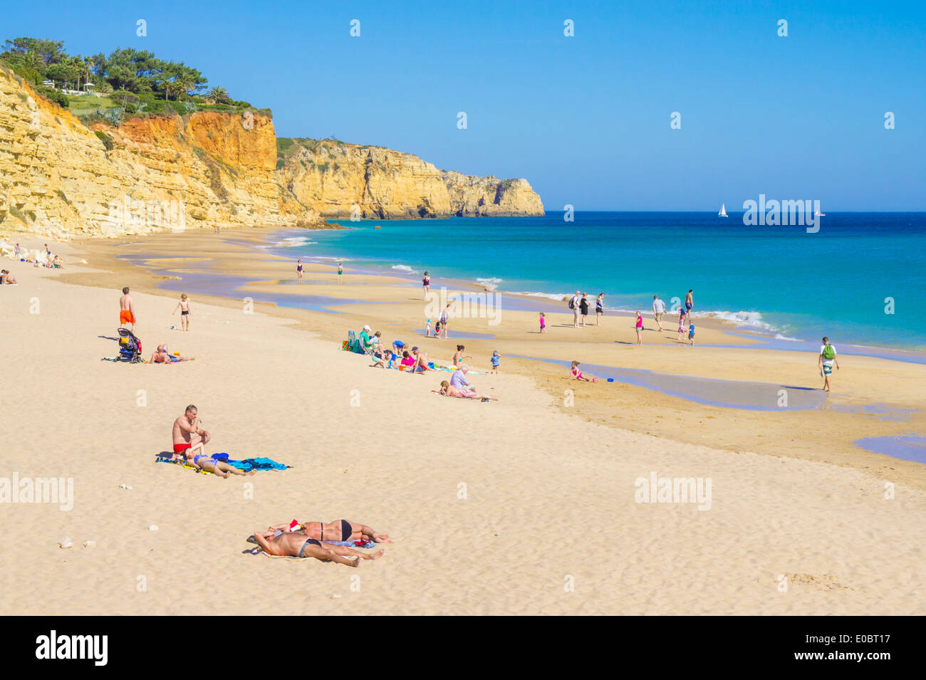 Sonnenanbeter am Praia Do Porto de Mós beach Lagos Algarve Portugal EU Europa Stockfoto
