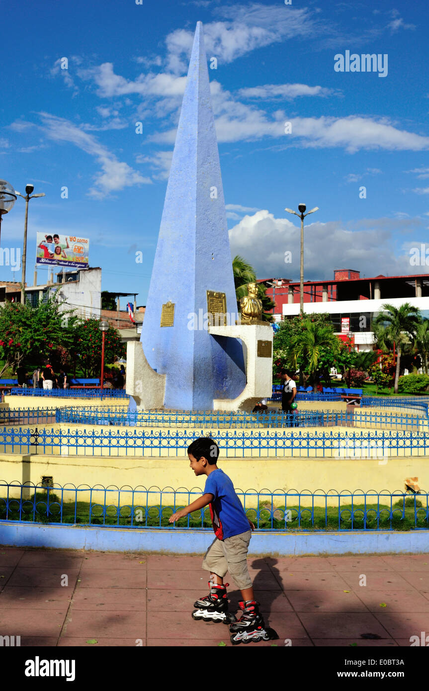 General San Martin Denkmal - Plaza de Armas in TARAPOTO. Abteilung von San Martin. Peru Stockfoto